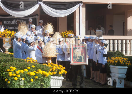 Buriram, Thailand - 26. Oktober 2017: Die thailändische Regierung Offizier in Dress Uniform tragen Blumen als Zeichen des Respekts gegenüber Ende der thailändische König Bhumibol Adulyadej in buriram Rajabhat University. Credit: chalermwut comemuang/alamy leben Nachrichten Stockfoto