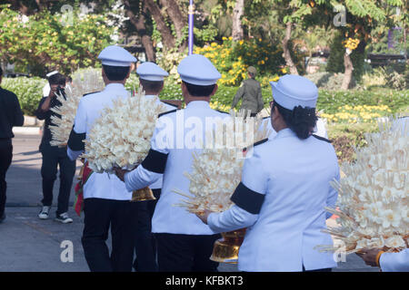 Buriram, Thailand - 26. Oktober 2017: Die thailändische Regierung Offizier in Dress Uniform tragen Blumen als Zeichen des Respekts gegenüber Ende der thailändische König Bhumibol Adulyadej in buriram Rajabhat University. Credit: chalermwut comemuang/alamy leben Nachrichten Stockfoto