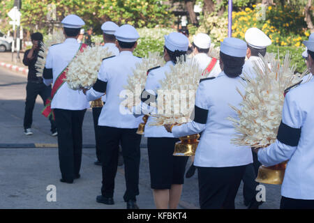 Buriram, Thailand - 26. Oktober 2017: Die thailändische Regierung Offizier in Dress Uniform tragen Blumen als Zeichen des Respekts gegenüber Ende der thailändische König Bhumibol Adulyadej in buriram Rajabhat University. Credit: chalermwut comemuang/alamy leben Nachrichten Stockfoto