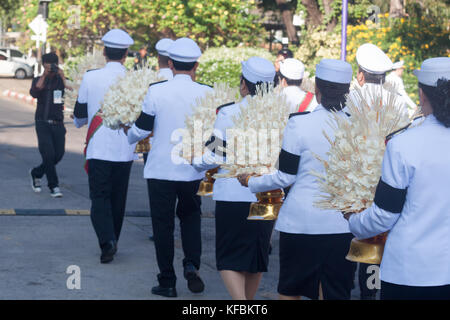 Buriram, Thailand - 26. Oktober 2017: Die thailändische Regierung Offizier in Dress Uniform tragen Blumen als Zeichen des Respekts gegenüber Ende der thailändische König Bhumibol Adulyadej in buriram Rajabhat University. Credit: chalermwut comemuang/alamy leben Nachrichten Stockfoto