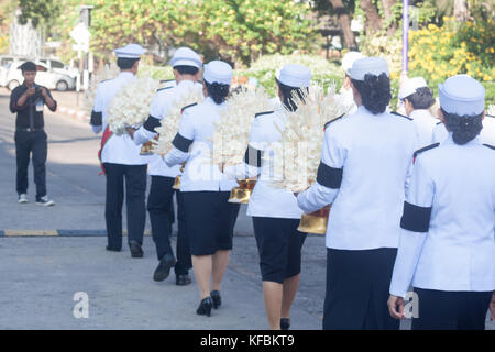 Buriram, Thailand - 26. Oktober 2017: Die thailändische Regierung Offizier in Dress Uniform tragen Blumen als Zeichen des Respekts gegenüber Ende der thailändische König Bhumibol Adulyadej in buriram Rajabhat University. Credit: chalermwut comemuang/alamy leben Nachrichten Stockfoto