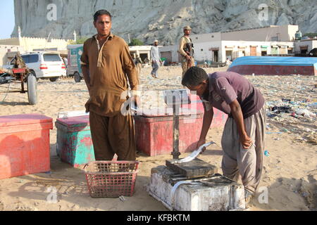 Belutschistan, Pakistan. 04. Oktober 2017. Foto von Gwadaars ursprünglichen Einwohnern, Fischern und Schiffsbauern, aufgenommen an einem Strand in Baluchistan, Pakistan, 04. Oktober 2017. Gwadar ist der Kern eines Multi-Milliarden-Wirtschaftskorridors, der mit China (CPEC) geplant ist und Teil der „Neuen Seidenstraße“ Chinas ist, einem weltweiten Netzwerk von Handelsrouten. Quelle: Christine-Felice Röhrs/dpa/Alamy Live News Stockfoto