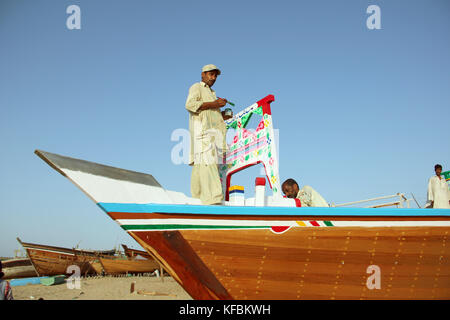 Belutschistan, Pakistan. 04. Oktober 2017. Foto von Gwadaars ursprünglichen Einwohnern, Fischern und Schiffsbauern, aufgenommen an einem Strand in Baluchistan, Pakistan, 04. Oktober 2017. Gwadar ist der Kern eines Multi-Milliarden-Wirtschaftskorridors, der mit China (CPEC) geplant ist und Teil der „Neuen Seidenstraße“ Chinas ist, einem weltweiten Netzwerk von Handelsrouten. Quelle: Christine-Felice Röhrs/dpa/Alamy Live News Stockfoto