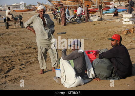 Belutschistan, Pakistan. 04. Oktober 2017. Foto von Gwadaars ursprünglichen Einwohnern, Fischern und Schiffsbauern, aufgenommen an einem Strand in Baluchistan, Pakistan, 04. Oktober 2017. Gwadar ist der Kern eines Multi-Milliarden-Wirtschaftskorridors, der mit China (CPEC) geplant ist und Teil der „Neuen Seidenstraße“ Chinas ist, einem weltweiten Netzwerk von Handelsrouten. Quelle: Christine-Felice Röhrs/dpa/Alamy Live News Stockfoto