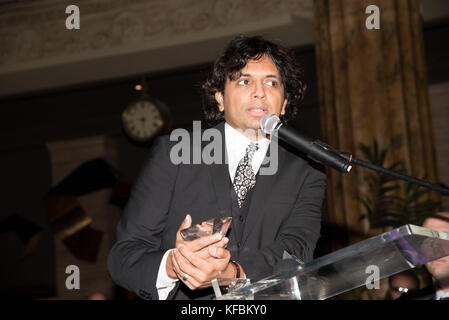 Philadelphia, Pennsylvania, USA. Oktober 2017. Regisseur, M NIGHT SHYAMALAN, sprach bei der Lumiere Celebration Gala während des 26. Philadelphia Film Festivals in Philadelphia PA Credit: Ricky Fitchett/ZUMA Wire/Alamy Live News Stockfoto