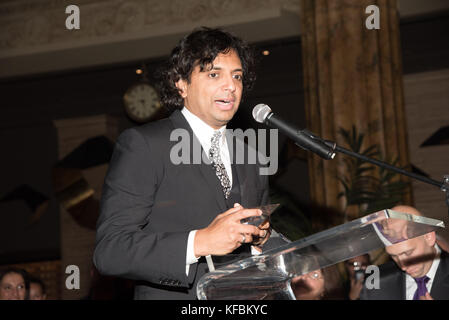 Philadelphia, Pennsylvania, USA. Oktober 2017. Regisseur, M NIGHT SHYAMALAN, sprach bei der Lumiere Celebration Gala während des 26. Philadelphia Film Festivals in Philadelphia PA Credit: Ricky Fitchett/ZUMA Wire/Alamy Live News Stockfoto