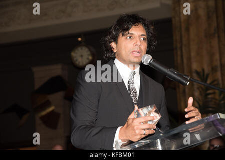 Philadelphia, Pennsylvania, USA. Oktober 2017. Regisseur, M NIGHT SHYAMALAN, sprach bei der Lumiere Celebration Gala während des 26. Philadelphia Film Festivals in Philadelphia PA Credit: Ricky Fitchett/ZUMA Wire/Alamy Live News Stockfoto