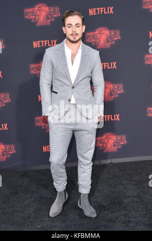 Westwood, Kalifornien, USA. Oktober 2017. Dacre Montgomery kommt zur Netflix „Stranger Things“ 2 Premiere im Village Theater. Quelle: Lisa O'Connor/ZUMA Wire/Alamy Live News Stockfoto