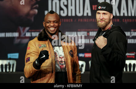 Universität Cardiff, Cardiff, Wales, Vereinigtes Königreich 26. Oktober 2017, schwer zu kämpfen. Pressekonferenz DILLIAN WHYTE v ROBERT HELENIUS Whyte tragen Braune Jacke Credit Huw Fairclough/Alamy Nachrichten Stockfoto