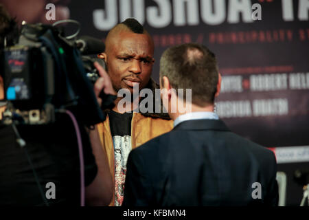 Universität Cardiff, Cardiff, Wales, Vereinigtes Königreich 26. Oktober 2017, schwer zu kämpfen. Pressekonferenz DILLIAN WHYTE v ROBERT HELENIUS Whyte tragen Braune Jacke Credit Huw Fairclough/Alamy Nachrichten Stockfoto