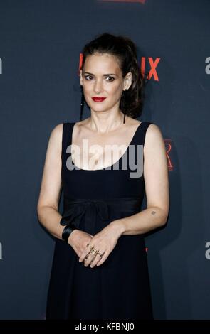 Los Angeles, CA, USA. Oktober 2017. Winona Ryder bei der Ankunft für NETFLIX'S STRANGER THINGS 2 Premiere, Regency Bruin Theater, Los Angeles, CA 26. Oktober 2017. Quelle: Elizabeth Goodenough/Everett Collection/Alamy Live News Stockfoto