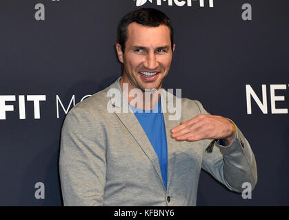 Berlin, Deutschland. Oktober 2017. Boxer Wladimir Klitschko kommt am 26. Oktober 2017 beim New Body Award im Tempodrom in Berlin an. Quelle: Britta Pedersen/dpa/Alamy Live News Stockfoto