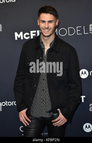 Berlin, Deutschland. Oktober 2017. Model Baptiste Giabiconi kommt am 26. Oktober 2017 zum New Body Award im Tempodrom in Berlin. Quelle: Britta Pedersen/dpa/Alamy Live News Stockfoto