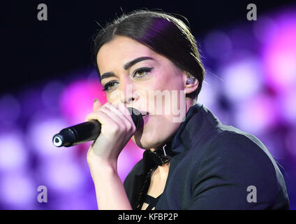 Berlin, Deutschland. Oktober 2017. Die armenische Sängerin Iveta Mukuchyan kommt am 26. Oktober 2017 beim New Body Award im Tempodrom in Berlin an. Quelle: Britta Pedersen/dpa/Alamy Live News Stockfoto