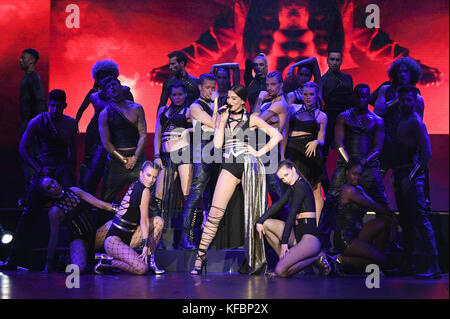 Berlin, Deutschland. Oktober 2017. Die armenische Sängerin Iveta Mukuchyan kommt am 26. Oktober 2017 beim New Body Award im Tempodrom in Berlin an. Quelle: Britta Pedersen/dpa/Alamy Live News Stockfoto