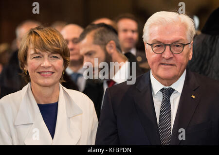 Hannover, Deutschland. Oktober 2017. Bundespräsident Frank-Walter Steinmeier und seine Frau Elke Buedenbender nehmen am Ökumenischen Gottesdienst in der Marktkirche Teil, der im Rahmen der Wiedereröffnung des rekonstruierten landtags in Niedersachsen in Hannover, 27. Oktober 2017, stattfindet. Kredit: Silas Stein/dpa/Alamy Live News Stockfoto