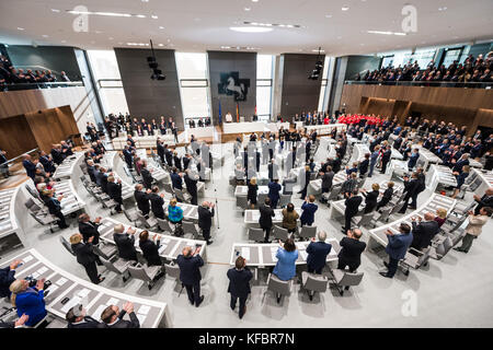 Hannover, Deutschland. Oktober 2017. Bundestagsabgeordnete und Bundespräsident Frank-Walter Steinmeier nehmen am 27. Oktober 2017 an der feierlichen Wiedereröffnung des wiederaufgebauten landtags Niedersachsens in Hannover Teil. Seit Juli 2014 wurde das 1962 eröffnete denkmalgeschützte landtagsgebäude renoviert. Quelle: Silas Stein/dpa/Alamy Live News Stockfoto