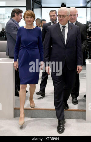 Hannover, Deutschland. 27. Oktober 2017. Bundespräsident Frank-Walter Steinmeier (r), seine Frau Elke Büdenbender (l) und der Präsident des niedersächsischen landtags, Bernd Busemann (r), nehmen am Festakt zur Wiedereröffnung des rekonstruierten niedersächsischen landtags in Hannover am 27. Oktober 2017 Teil. Seit Juli 2014 wurde das 1962 eröffnete denkmalgeschützte landtagsgebäude renoviert. Quelle: Holger Hollemann/dpa/Alamy Live News Stockfoto