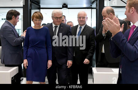 Hannover, Deutschland. 27. Oktober 2017. Bundespräsident Frank-Walter Steinmeier (r), seine Frau Elke Büdenbender (l) und der Präsident des niedersächsischen landtags, Bernd Busemann (r), nehmen am Festakt zur Wiedereröffnung des rekonstruierten niedersächsischen landtags in Hannover am 27. Oktober 2017 Teil. Seit Juli 2014 wurde das 1962 eröffnete denkmalgeschützte landtagsgebäude renoviert. Quelle: Holger Hollemann/dpa/Alamy Live News Stockfoto