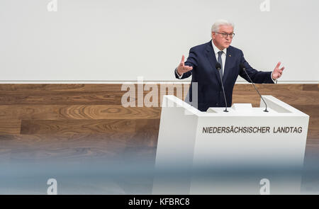 Hannover, Deutschland. Oktober 2017. Bundespräsident Frank-Walter Steinmeier spricht während der feierlichen Wiedereröffnung des wiederaufgebauten landtags von Niedersachsen im Plenarsaal in Hannover am 27. Oktober 2017. Seit Juli 2014 wurde das 1962 eröffnete denkmalgeschützte landtagsgebäude renoviert. Quelle: Silas Stein/dpa/Alamy Live News Stockfoto