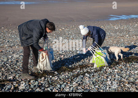 Freiwillige Reinigung Strand bei Cleveleys, Lancashire. 27. Oktober, 2017. UK Wetter. Breezy Tag und kühlen Temperaturen an der Küste. Freiwillige Kunststoff wurf Picker im Rahmen der Strand sauber und Wurf Vermessung Veranstaltung an den Küsten Großbritanniens, die plastik Müll, auf Ufer gespült hat. Stockfoto