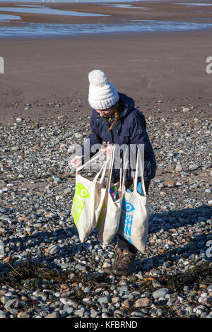 Freiwillige Reinigung Strand bei Cleveleys, Lancashire. 27. Oktober, 2017. UK Wetter. Breezy Tag und kühlen Temperaturen an der Küste. Freiwillige Kunststoff wurf Picker im Rahmen der Strand sauber und Wurf Vermessung Veranstaltung an den Küsten Großbritanniens, die plastik Müll, auf Ufer gespült hat. Stockfoto