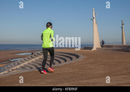 Cleveleys, Lancashire. 27. Oktober, 2017. UK Wetter. Breezy Tag und kühlen Temperaturen an der Küste als Urlauber, Bewohner, Strand & Touristen genießen die kürzlich abgeschlossenen Abschnitt der Promenade an der Fylde Coast. Anchorsholme Seafront ist der erste Abschnitt am nördlichen Ende von Blackpool, wie sie Cleveleys und Wyre im Norden verlassen. Die neue, breite Promenade hat eine Split-level Design mit einem Schritt machen, um den Unterschied in der Höhe - ein beliebtes Feature, denn es bedeutet, es gibt unbegrenzte Plätze eine Weile zu sitzen. Kredit; Quelle: MediaWorldImages/Alamy leben Nachrichten Stockfoto