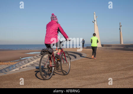 Cleveleys, Lancashire. 27. Oktober, 2017. UK Wetter. Breezy Tag und kühlen Temperaturen an der Küste als Urlauber, Bewohner, Strand & Touristen genießen die kürzlich abgeschlossenen Abschnitt der Promenade an der Fylde Coast. Anchorsholme Seafront ist der erste Abschnitt am nördlichen Ende von Blackpool, wie sie Cleveleys und Wyre im Norden verlassen. Die neue, breite Promenade hat eine Split-level Design mit einem Schritt machen, um den Unterschied in der Höhe - ein beliebtes Feature, denn es bedeutet, es gibt unbegrenzte Plätze eine Weile zu sitzen. Kredit; Quelle: MediaWorldImages/Alamy leben Nachrichten Stockfoto