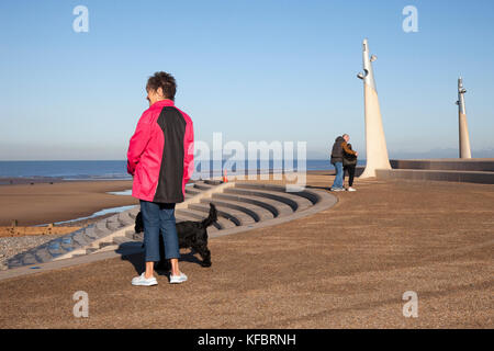 Cleveleys, Lancashire. 27. Oktober, 2017. UK Wetter. Breezy Tag und kühlen Temperaturen an der Küste als Urlauber, Bewohner, Strand & Touristen genießen die kürzlich abgeschlossenen Abschnitt der Promenade an der Fylde Coast. Anchorsholme Seafront ist der erste Abschnitt am nördlichen Ende von Blackpool, wie sie Cleveleys und Wyre im Norden verlassen. Die neue, breite Promenade hat eine Split-level Design mit einem Schritt machen, um den Unterschied in der Höhe - ein beliebtes Feature, denn es bedeutet, es gibt unbegrenzte Plätze eine Weile zu sitzen. Kredit; Quelle: MediaWorldImages/Alamy leben Nachrichten Stockfoto