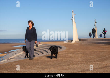 Cleveleys, Lancashire. 27. Oktober, 2017. UK Wetter. Breezy Tag und kühlen Temperaturen an der Küste als Urlauber, Bewohner, Strand & Touristen genießen die kürzlich abgeschlossenen Abschnitt der Promenade an der Fylde Coast. Anchorsholme Seafront ist der erste Abschnitt am nördlichen Ende von Blackpool, wie sie Cleveleys und Wyre im Norden verlassen. Die neue, breite Promenade hat eine Split-level Design mit einem Schritt machen, um den Unterschied in der Höhe - ein beliebtes Feature, denn es bedeutet, es gibt unbegrenzte Plätze eine Weile zu sitzen. Kredit; Quelle: MediaWorldImages/Alamy leben Nachrichten Stockfoto