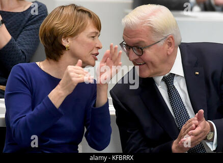 Hannover, Deutschland. Oktober 2017. Bundespräsident Frank-Walter Steinmeier (r), seine Frau Elke Buedenbender (l) nehmen am 27. Oktober 2017 an der feierlichen Wiedereröffnung des wiederaufgebauten landtags Niedersachsens in Hannover Teil. Seit Juli 2014 wurde das 1962 eröffnete denkmalgeschützte landtagsgebäude renoviert. Holger Hollemann/dpa/Alamy Live News Stockfoto