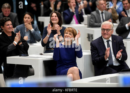 Hannover, Deutschland. Oktober 2017. Bundespräsident Frank-Walter Steinmeier (r), seine Frau Elke Buedenbender (l) nehmen am 27. Oktober 2017 an der feierlichen Wiedereröffnung des wiederaufgebauten landtags Niedersachsens in Hannover Teil. Seit Juli 2014 wurde das 1962 eröffnete denkmalgeschützte landtagsgebäude renoviert. Holger Hollemann/dpa/Alamy Live News Stockfoto