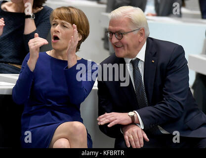 Hannover, Deutschland. Oktober 2017. Bundespräsident Frank-Walter Steinmeier (r), seine Frau Elke Buedenbender (l) nehmen am 27. Oktober 2017 an der feierlichen Wiedereröffnung des wiederaufgebauten landtags Niedersachsens in Hannover Teil. Seit Juli 2014 wurde das 1962 eröffnete denkmalgeschützte landtagsgebäude renoviert. Holger Hollemann/dpa/Alamy Live News Stockfoto