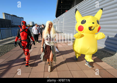 London, Großbritannien. 27 Okt, 2017. die Teilnehmer wie Pikachu, deadpool und daenerys targaryen vom Spiel der Throne gekleidet kommen an mcm London Comic Con findet statt im Excel Kredit: Paul Brown/alamy leben Nachrichten Stockfoto