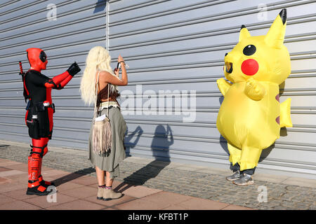 London, Großbritannien. 27 Okt, 2017. die Teilnehmer wie Pikachu, deadpool und daenerys targaryen vom Spiel der Throne gekleidet kommen an mcm London Comic Con findet statt im Excel Kredit: Paul Brown/alamy leben Nachrichten Stockfoto