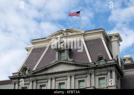 Die Flagge der Vereinigten Staaten von Amerika überfliegt das Eisenhower Executive Office Building am White House Complex an einem knackigen Herbstmorgen am 26. Oktober 2017 in Washington, DC Credit: Alex Edelman/CNP/MediaPunch Stockfoto