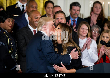 US-Präsident Donald J. Trump umarmt First Lady Melania Trump, nachdem die erste Dame am Donnerstag, den 26. Oktober 2017 in Washington, DC Credit: Alex Edelman/CNP/MediaPunch über die Bekämpfung der Drogennachfrage und die Opioidkrise im East Room des Weißen Hauses gesprochen hat Stockfoto