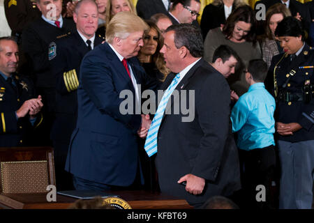 Präsident der Vereinigten Staaten von Amerika Donald J. Trump schüttelt mit Gouverneur Chris Christie " Republican of New Jersey" die Hände), nachdem er am Donnerstag, den 26. Oktober 2017 in Washington, DC Credit, ein Presidential Memorandum unterzeichnet hatte, in dem die Opioidkrise zum nationalen Gesundheitsnotstand im East Room des Weißen Hauses erklärt wurde: Alex Edelman/CNP /MediaPunch Stockfoto