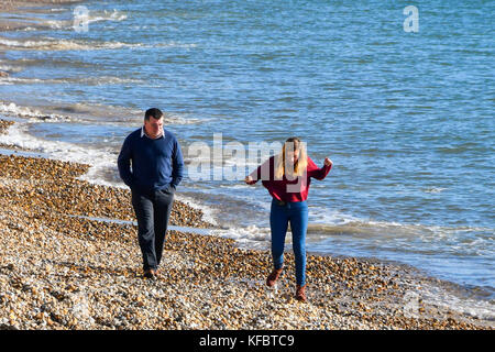 Lyme Regis, Dorset, Großbritannien. 27. Oktober 2017. UK Wetter. Besucher genießen den warmen, sonnigen Herbst Tag am Strand in Lyme Regis in Dorset während der halben Dauer der Schulferien. Photo Credit: Graham Jagd-/Alamy leben Nachrichten Stockfoto