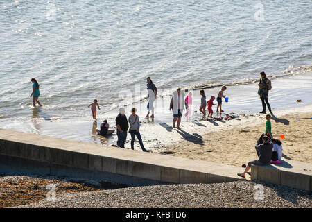 Lyme Regis, Dorset, Großbritannien. 27. Oktober 2017. UK Wetter. Besucher die warmen und sonnigen Herbst Tag geniessen am Strand von Lyme Regis in Dorset während der halben Dauer der Schulferien. Photo Credit: Graham Jagd-/Alamy leben Nachrichten Stockfoto