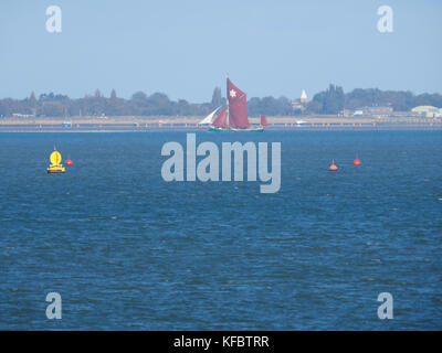 Sheerness, Kent, Großbritannien. 27 Okt, 2017. UK Wetter: Ein sonniger Tag in Sheerness. Thames Sailing Barge Kitty Segel Vergangenheit Southend On Sea. Credit: James Bell/Alamy leben Nachrichten Stockfoto