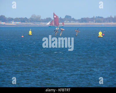 Sheerness, Kent, Großbritannien. 27 Okt, 2017. UK Wetter: Ein sonniger Tag in Sheerness. Thames Sailing Barge Kitty Segel Vergangenheit das Wrack der SS Richard Montgomery (einem amerikanischen Liberty Ship 1944 gesunken). Credit: James Bell/Alamy leben Nachrichten Stockfoto