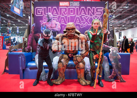 Excel, London, Großbritannien. 27. Oktober 2017. Fans und Cosplayer kommen zum vollen ersten Tag der MCM London Comic Con, die Veranstaltung findet vom 27. Bis 29. Oktober statt. Foto: Familiengruppe mit Marvel Comic The Thing (Mitte). Quelle: Malcolm Park/Alamy Live News. Stockfoto