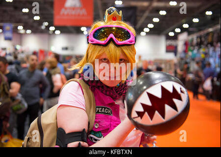 ExCel, London, UK. 27. Oktober, 2017. Fans und Cosplayer für den ersten Tag des MCM London Comic Con kommen, führt das Ereignis vom 27. bis 29. Oktober. Credit: Malcolm Park/Alamy Leben Nachrichten. Stockfoto