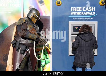 London, Großbritannien. 27. Oktober 2017. Sie wissen nie, wem Sie an einem Geldautomaten am mcm London Comic Con zu treffen. Credit: Paul Brown/alamy leben Nachrichten Stockfoto