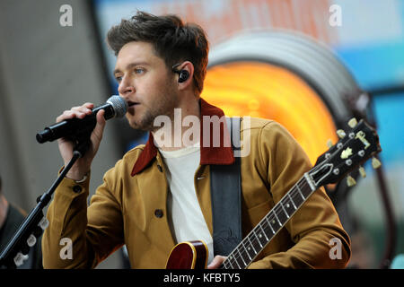 Niall Horan tritt am 26. Oktober 2017 in New York City live auf der Bühne von NBC's 'Today' auf dem Rockefeller Plaza auf. Stockfoto