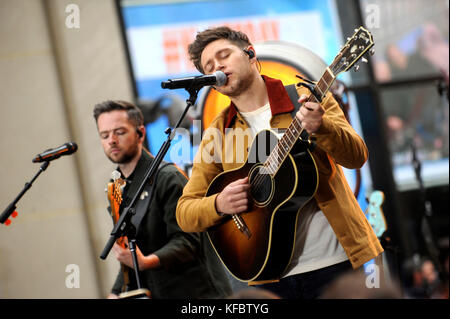 Niall Horan tritt am 26. Oktober 2017 in New York City live auf der Bühne von NBC's 'Today' auf dem Rockefeller Plaza auf. Stockfoto