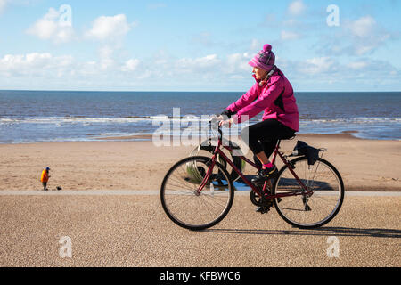 Cleveleys, Lancashire, UK. 27. Oktober, 2017. UK Wetter: Sonnig mit kräftigen Winde an Cleveleys. Das Sands rund um St Mary's Shell ein öffentliches Kunstwerk am nördlichen Ende der neuen Promenade. Es ist ein großes Stück von Kunst im öffentlichen Raum, mit einer Basis, die zu konkreten Stiftungen in der Strand festgesetzt wurde befestigt. Es ist 8 m lang und 4 m hoch und wiegt 16,5 Tonnen, mit Worten aus der Geschichte von das Meer Schlucken geätzt. Credit: MediaWorldImages/Alamy Leben Nachrichten. Stockfoto