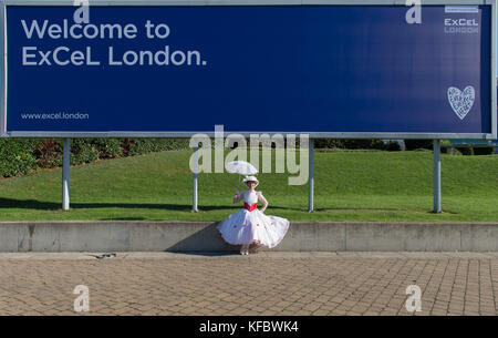 Excel, London, Großbritannien. 27. Oktober 2017. Fans und Cosplayer kommen zum vollen ersten Tag der MCM London Comic Con, die Veranstaltung findet vom 27. Bis 29. Oktober statt. Foto: Cosplayer Kate Sophie Holmes als Mary Poppins. Quelle: Malcolm Park/Alamy Live News. Stockfoto