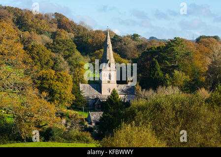 Monkton wyld, Dorset, Großbritannien. 27. Oktober 2017. Der britische Wetter. Ein herbstlicher Blick auf die Kirche von Bäumen im Herbst Farben im Dorf Monkton wyld umgeben, in der Nähe von Lyme Regis in Dorset an einem warmen, sonnigen Morgen. Foto: Graham Jagd-/alamy leben Nachrichten Stockfoto